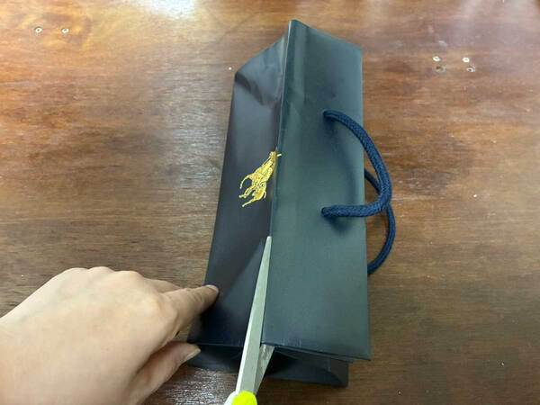 使わない紙袋　折り目を付けて、ハサミで切ると…「便利なアイテムに早変わり」