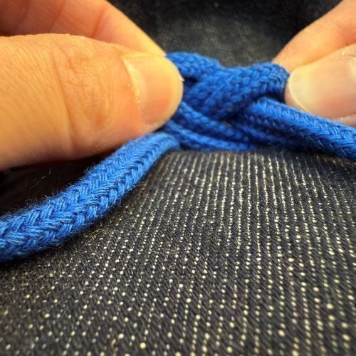 固結びのひもが一瞬でほどける！　『耳かき』を使った驚きの裏技とは？