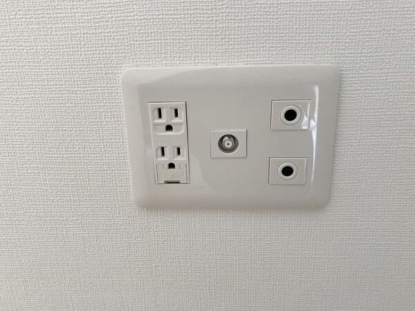 コンセントは『丸ごと』隠しちゃって！　DIYテクに「生活感消えた」