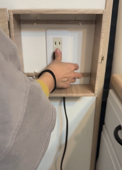 コンセントは『丸ごと』隠しちゃって！　DIYテクに「生活感消えた」