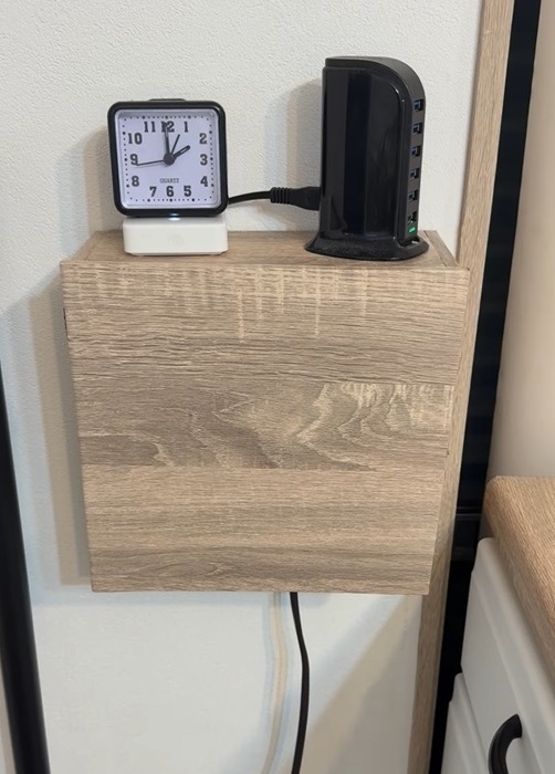 コンセントは『丸ごと』隠しちゃって！　DIYテクに「生活感消えた」