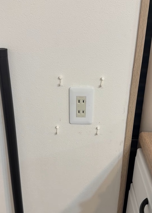 コンセントは『丸ごと』隠しちゃって！　DIYテクに「生活感消えた」