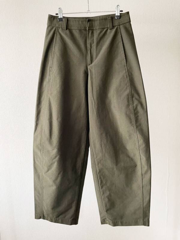 「２色買っちゃった」「これは沼る」　ユニクロの『バレルパンツ』は見た目以上にはき心地がいい！