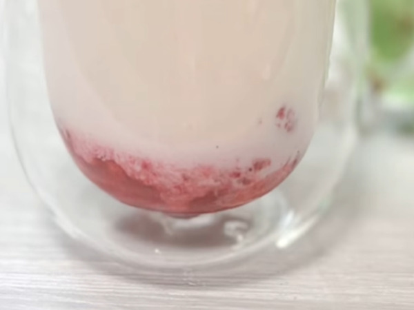 冷凍イチゴに混ぜるだけ！　再現レシピに「青春の味」「早速やってみた」