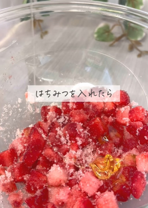 冷凍イチゴに混ぜるだけ！　再現レシピに「青春の味」「早速やってみた」