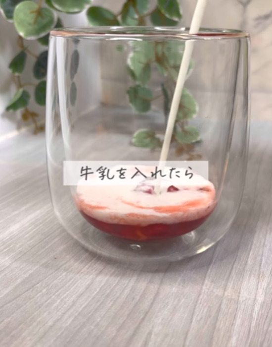 冷凍イチゴに混ぜるだけ！　再現レシピに「青春の味」「早速やってみた」