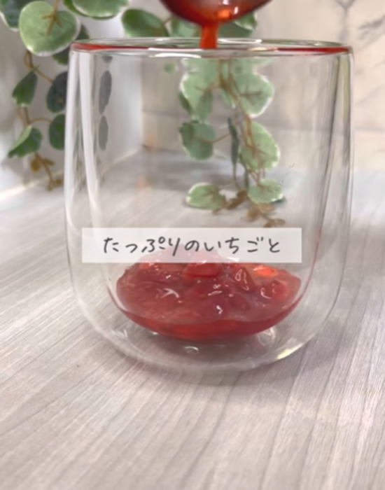 冷凍イチゴに混ぜるだけ！　再現レシピに「青春の味」「早速やってみた」