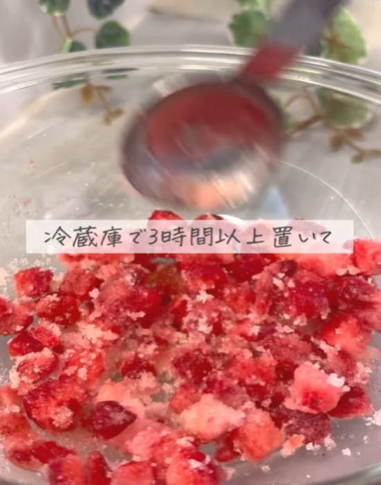冷凍イチゴに混ぜるだけ！　再現レシピに「青春の味」「早速やってみた」