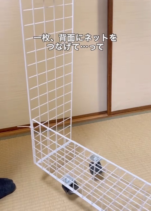 キッチンの隙間にピタッ！　ダイソーで作れる収納ラックに「コスパ最強」