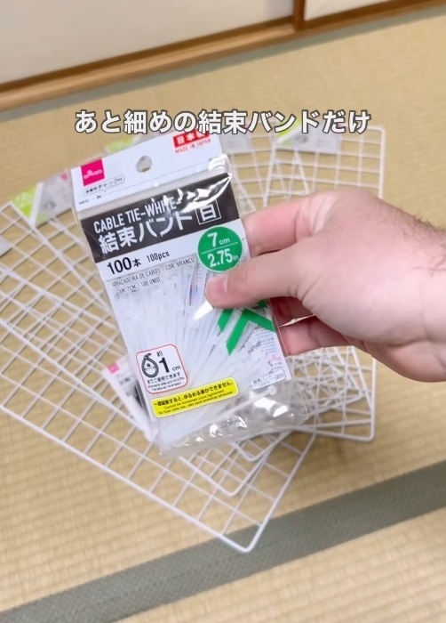 キッチンの隙間にピタッ！　ダイソーで作れる収納ラックに「コスパ最強」