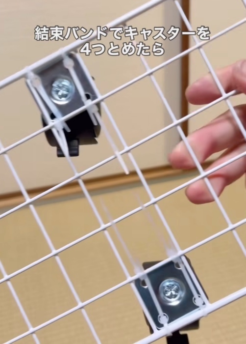 キッチンの隙間にピタッ！　ダイソーで作れる収納ラックに「コスパ最強」