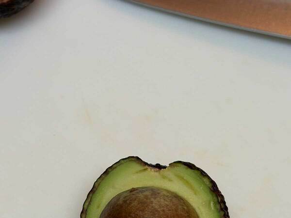 母から送られてきたアボカドの１枚　見た目に「笑った」「許せねぇよ」