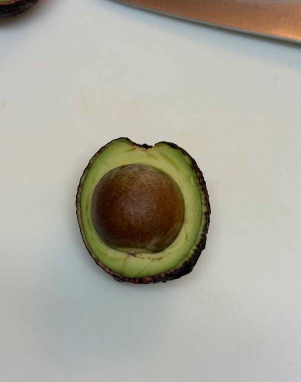 母から送られてきたアボカドの１枚　見た目に「笑った」「許せねぇよ」