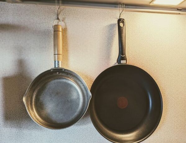 フライパンや鍋はどう片付けるべき？　企業が教える２つの収納テクニック