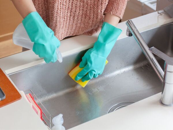 キッチンのお手入れに使わないで！　企業の注意喚起に「ゲッ」「傷付くの？」