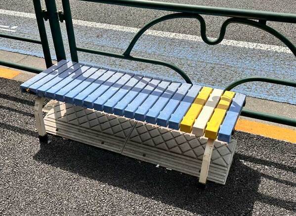 道端で発見したベンチ　何の変哲もなさそうに見えるが…「同じで笑った」「そのイメージしかない」