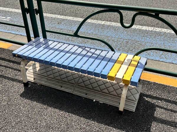 道端で発見したベンチ　何の変哲もなさそうに見えるが…「同じで笑った」「そのイメージしかない」