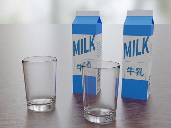 牛乳を注ぐなら『横から』！　メリットに「本当？」「やってみる」