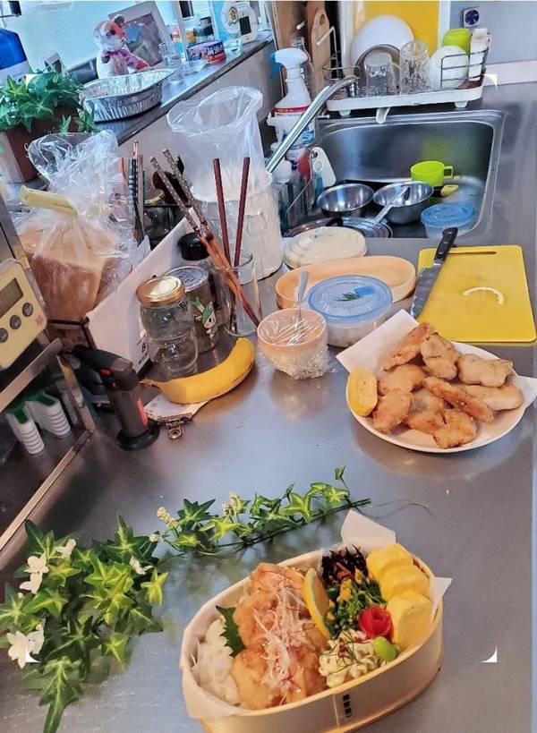 おいしそうな弁当の背後を見ると…　リアルな朝の光景に「共感しかない」