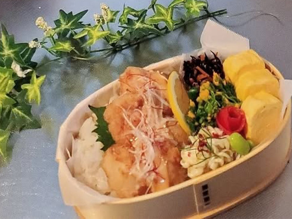 おいしそうな弁当の背後を見ると…　リアルな朝の光景に「共感しかない」