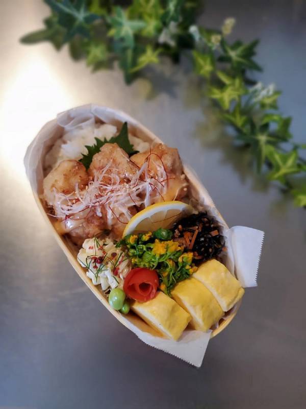 おいしそうな弁当の背後を見ると…　リアルな朝の光景に「共感しかない」