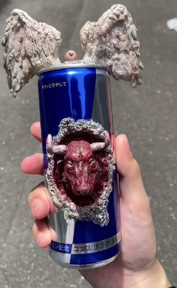 レッドブルの空き缶に穴を開けて…　飛び出してきた『生き物』に「こうはならんやろ」