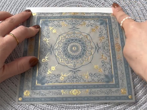 ダイソーで買った折り紙と、両面テープで…　「天才すぎ」「目からウロコ」