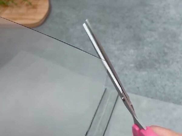 クリアファイルに線を引いて…　できたものに「すごいアイディア！」