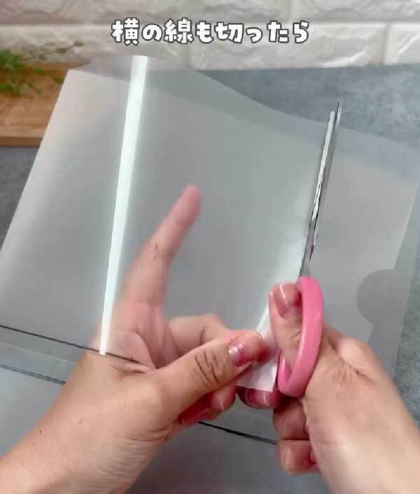 クリアファイルに線を引いて…　できたものに「すごいアイディア！」