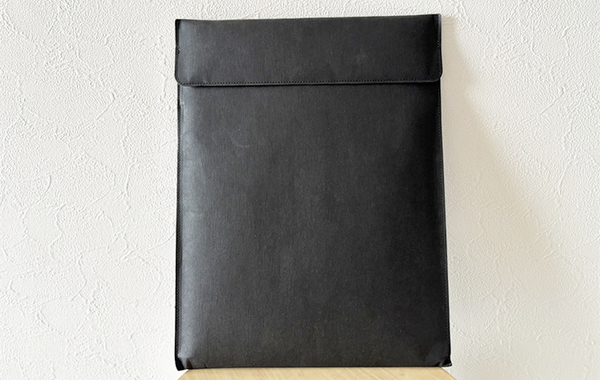 「使うごとに増す風合いがカッコイイ！」千円台で買えちゃう『無印』のパソコンケースがこちら