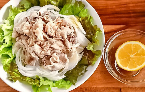 豚しゃぶサラダにかけたのは…？　管理栄養士が教える『ちょい足し』がこちら