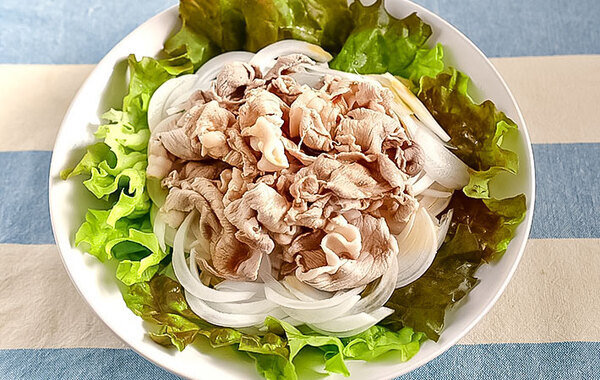 豚しゃぶサラダにかけたのは…？　管理栄養士が教える『ちょい足し』がこちら