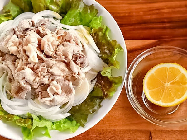 豚しゃぶサラダにかけたのは…？　管理栄養士が教える『ちょい足し』がこちら