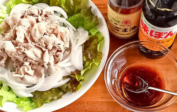 豚しゃぶサラダにかけたのは…？　管理栄養士が教える『ちょい足し』がこちら