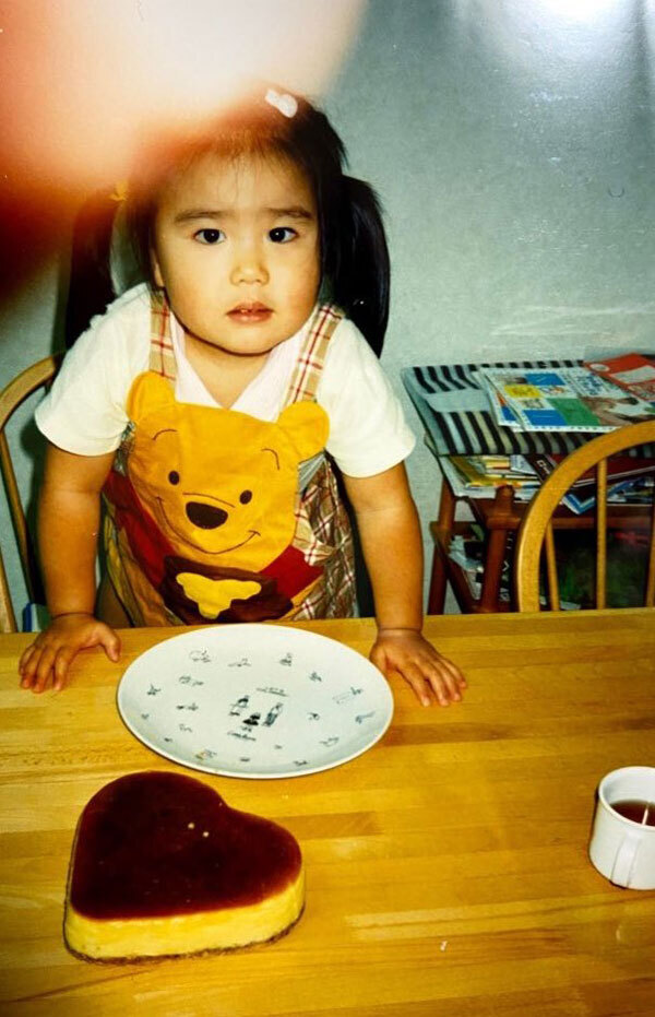 ケーキを持って写真にうつる２歳児　その後の展開に「困惑していて笑った」「これはショック」