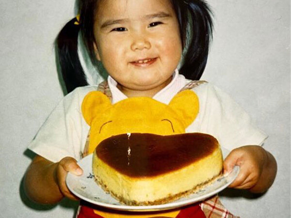 ケーキを持って写真にうつる２歳児　その後の展開に「困惑していて笑った」「これはショック」