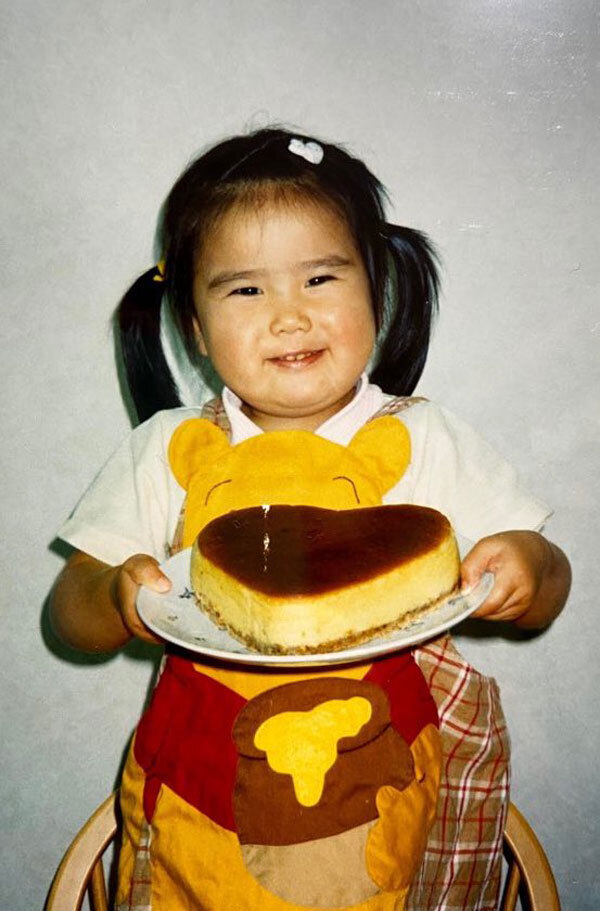 ケーキを持って写真にうつる２歳児　その後の展開に「困惑していて笑った」「これはショック」
