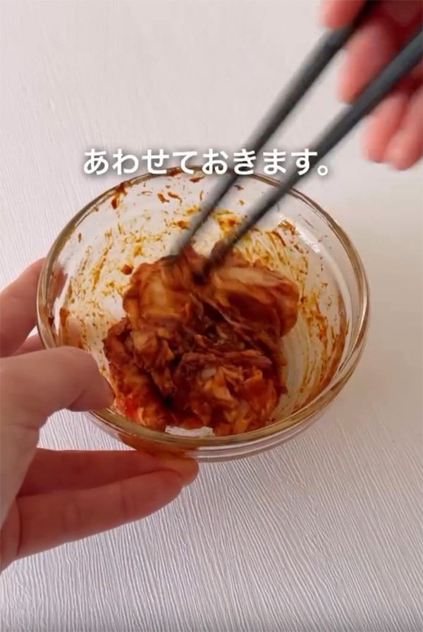 カットキャベツに豚肉をのせて…　５分で作れる絶品おかずに箸が止まらない！