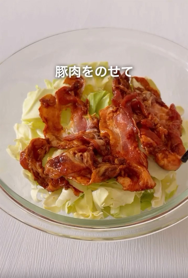 カットキャベツに豚肉をのせて…　５分で作れる絶品おかずに箸が止まらない！
