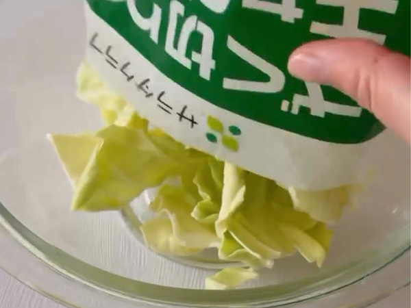 カットキャベツに豚肉をのせて…　５分で作れる絶品おかずに箸が止まらない！