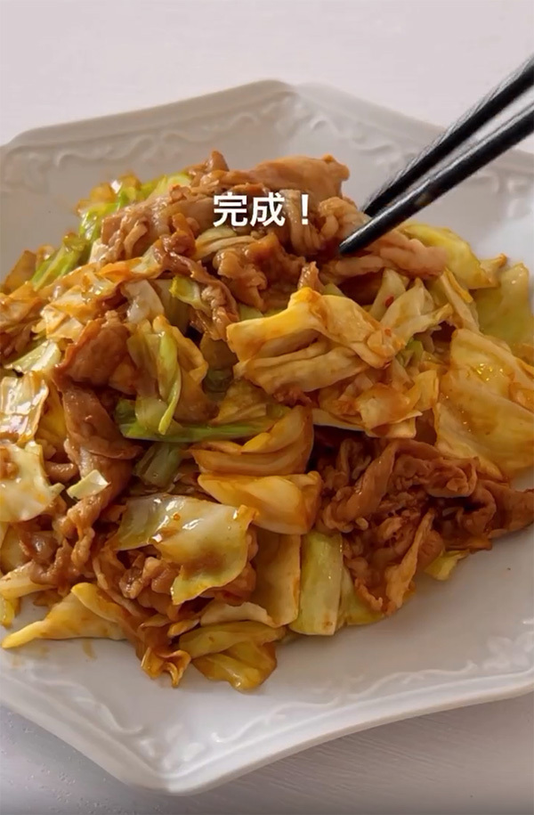 カットキャベツに豚肉をのせて…　５分で作れる絶品おかずに箸が止まらない！