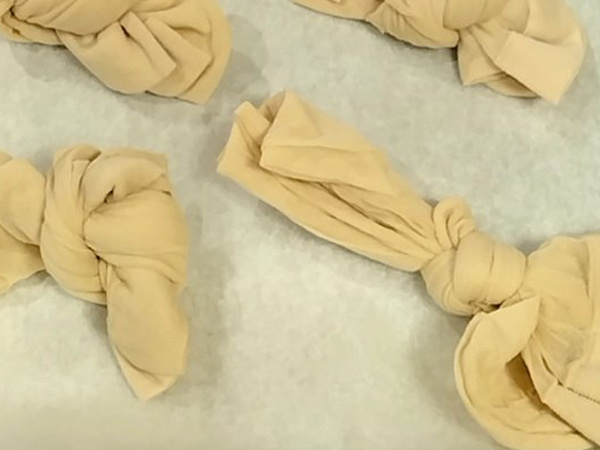 「クロワッサンを焼きます」　焼く前の１枚に「６度見した」「凄腕の錬金術師かな」