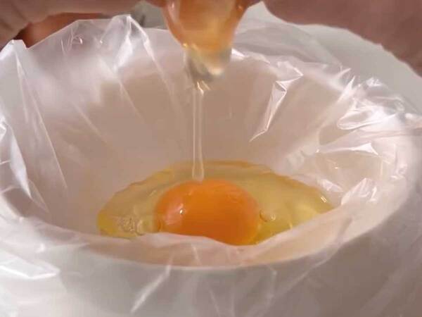 袋に卵を入れて…　レンチンレシピに「天才現る」「毎日作りたい！」