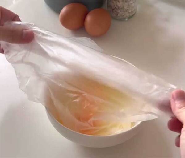 袋に卵を入れて…　レンチンレシピに「天才現る」「毎日作りたい！」