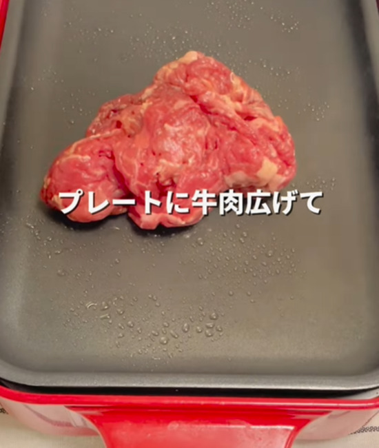 ホットプレートにのせて焼くだけ！　ペッパーランチの再現レシピに「コレは嬉しい」「たまらない」