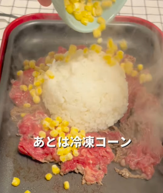 ホットプレートにのせて焼くだけ！　ペッパーランチの再現レシピに「コレは嬉しい」「たまらない」