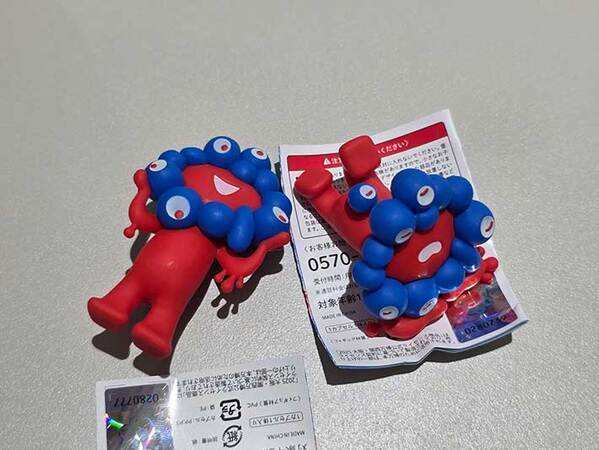 ミャクミャクのカプセルトイ　出てきたものに「逆、逆ー！」「アリなんだ」