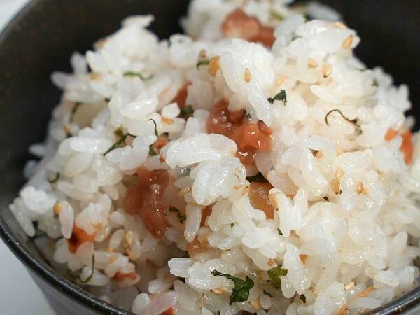 ご飯に混ぜ込むのでなく…　梅ご飯の作り方に「おいしすぎ」「やってみる」
