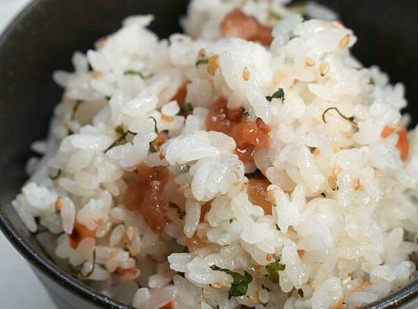 ご飯に混ぜ込むのでなく…　梅ご飯の作り方に「おいしすぎ」「やってみる」