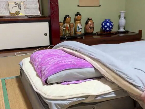 飼い主が布団をめくると…？　７年間一緒に寝てきたポメラニアンはこうなります！